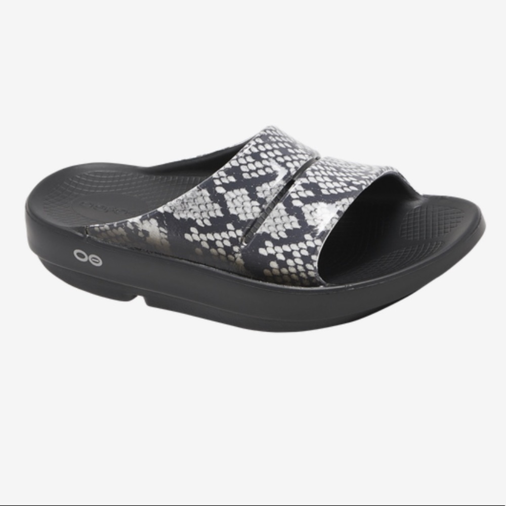 NWB OOFOS Ooahh Snake Slides